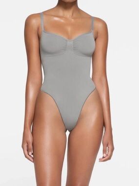 skims seamless sculpt brief bodysuit in size small